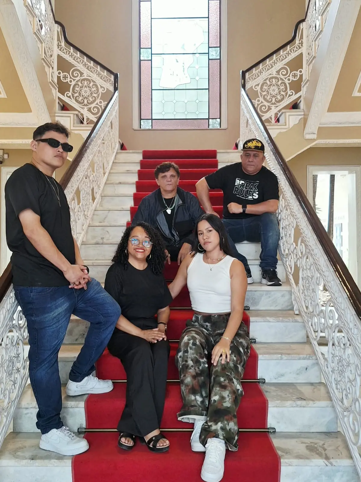 O DJ Nildo Gueto e o grupo Siará Rappers: Ana Cris, Joyci Moreal, Poeta Urbano e Consciente.