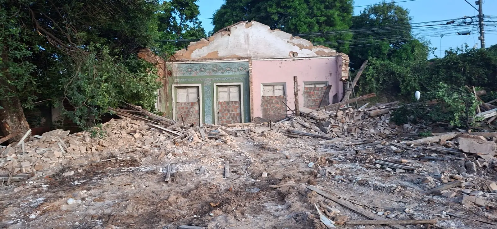 Imagem do prédio tombado, que teve demolição interrompida após ação da Secultfor e Agefis.