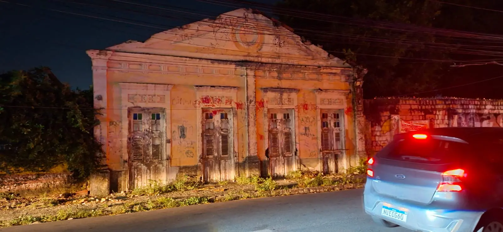 Imagem da fachada do prédio que teve embargo da obra.