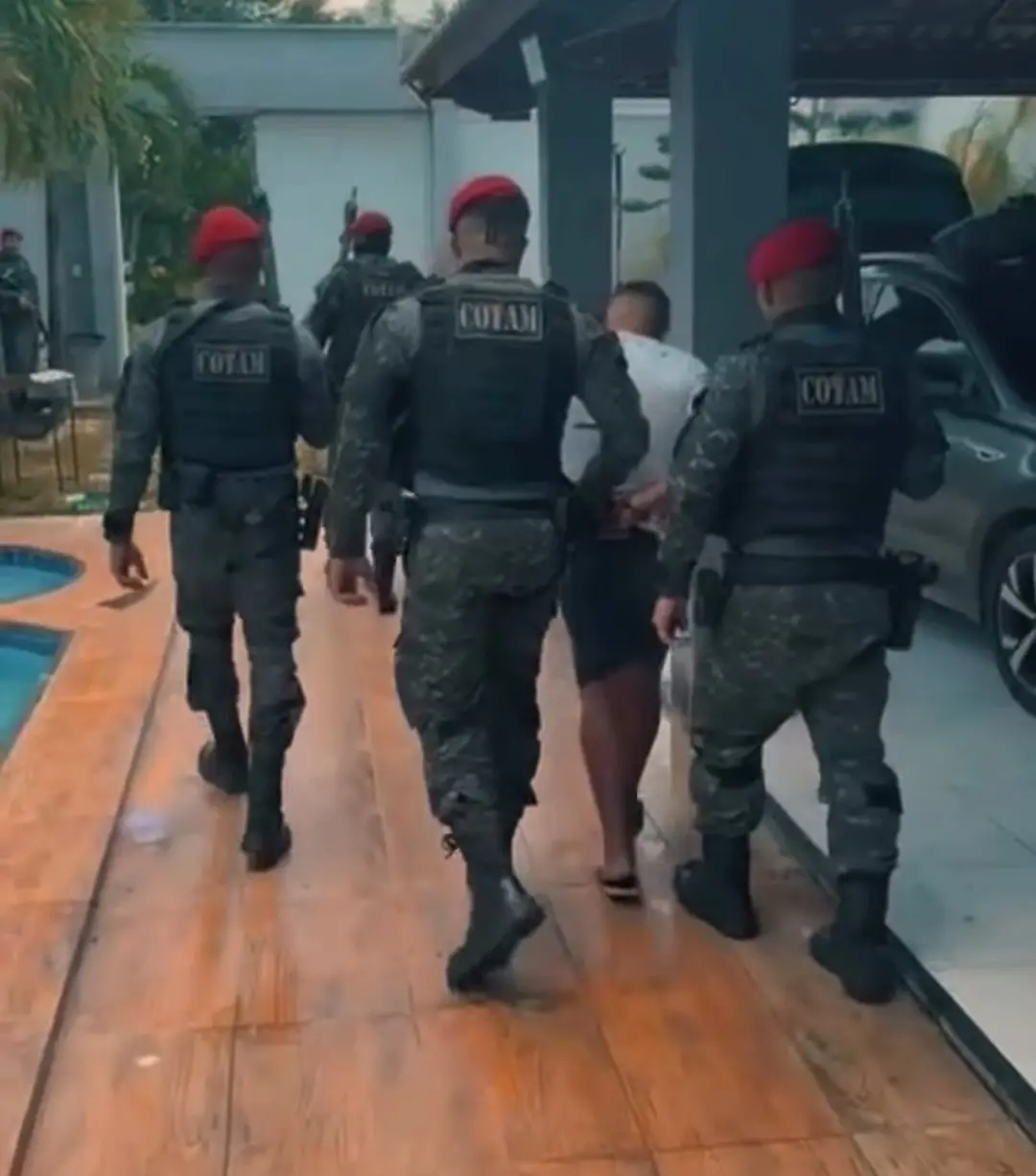 Imagem de um policial com colete à prova de balas que exibe a marca FIRCO, destacando-se na atividade de segurança e policiamento.