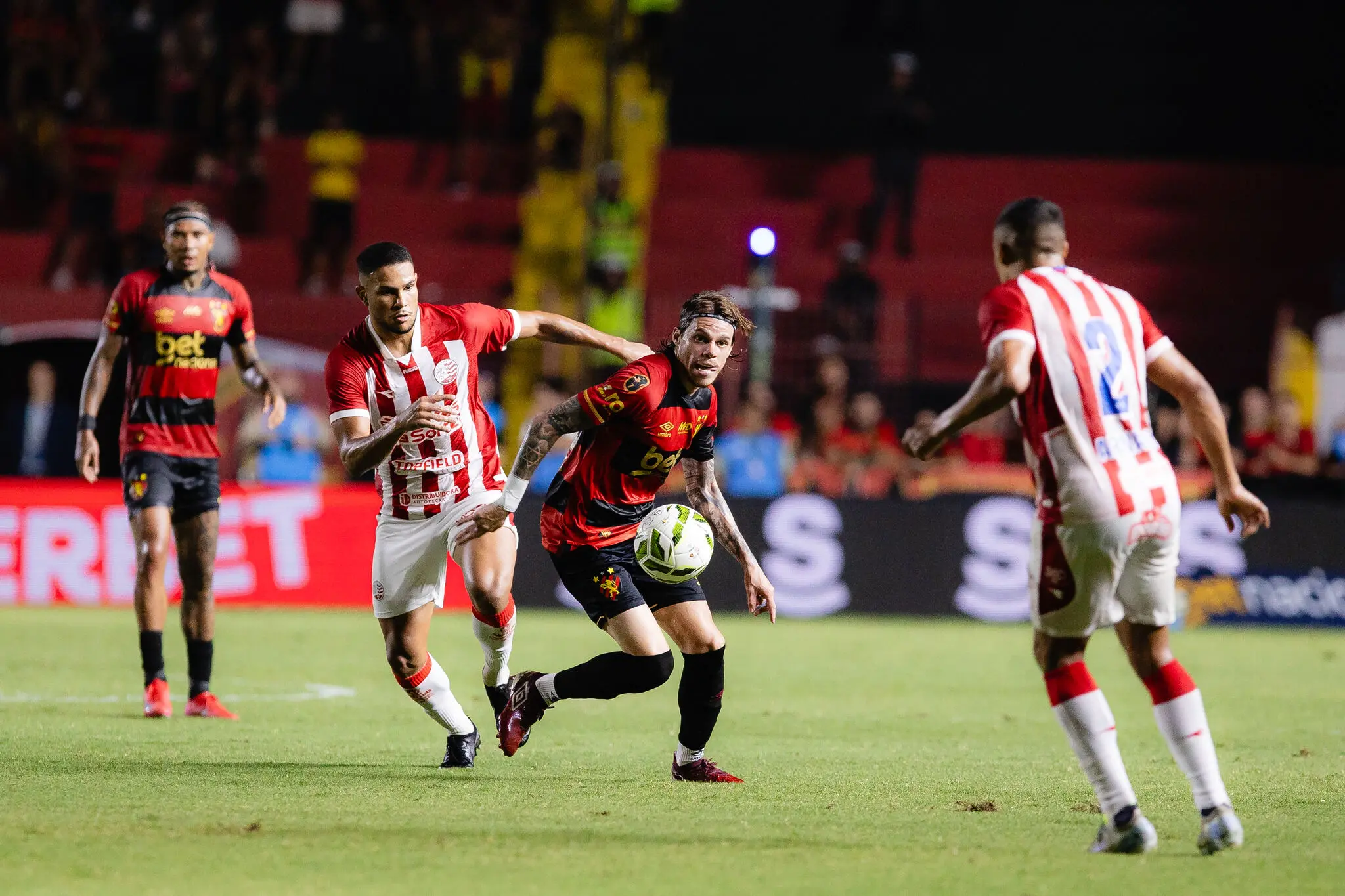 Foto de jogadores de Sport e Náutico, que decidem o Pernambucano 2026
