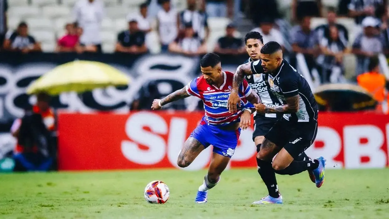 Atletas de Ceará e Fortaleza disputam bola