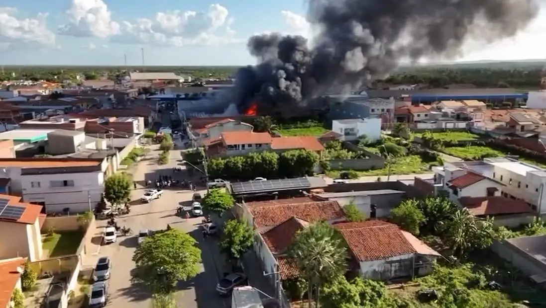 Foto de incêndio em galpão de armazenamento em Aracati.