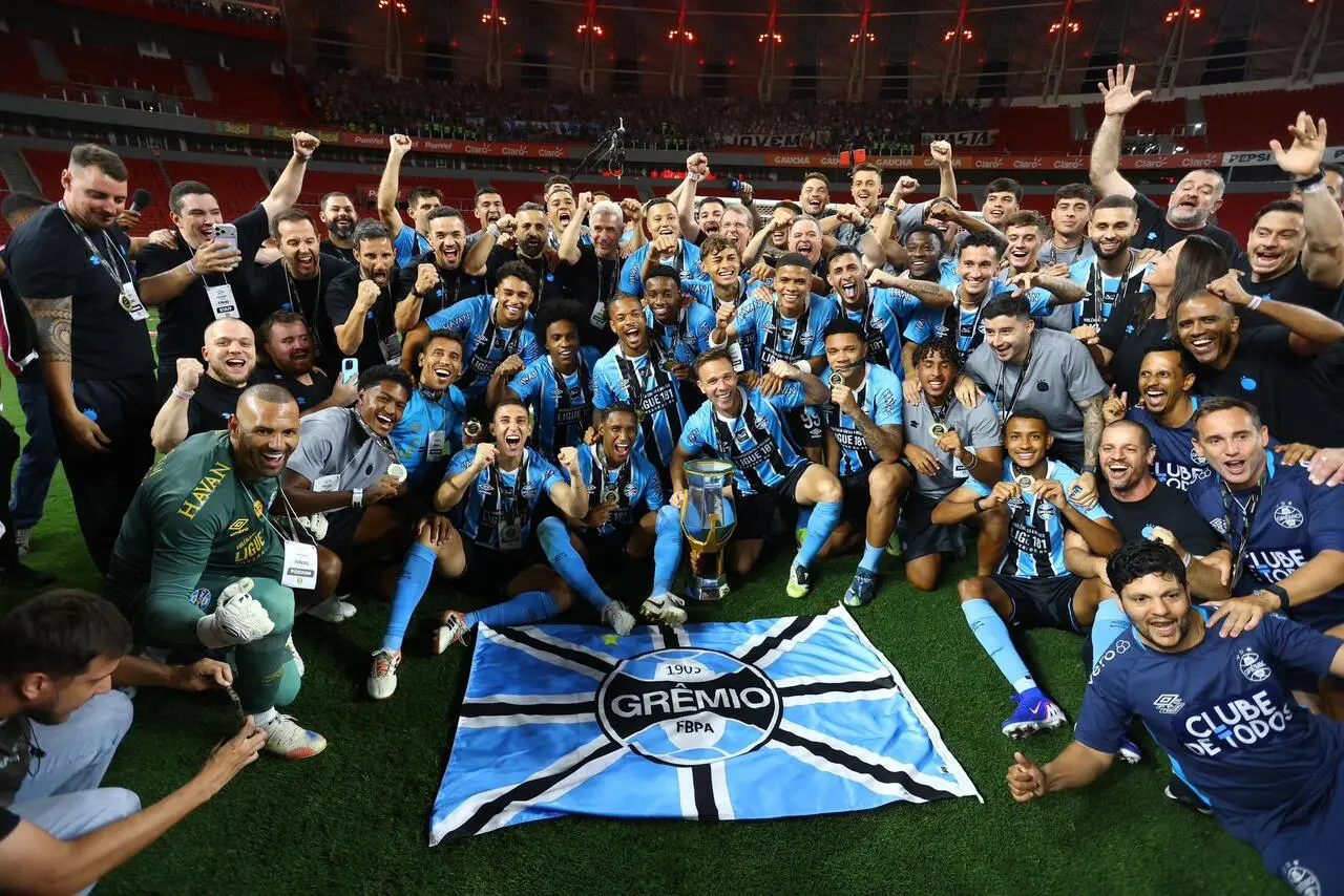 Atletas do Grêmio comemoram título