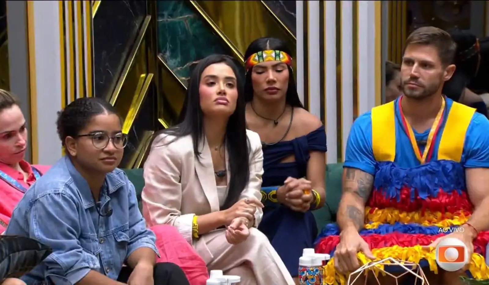 Participantes na sala do BBB 26 durante o programa ao vivo.