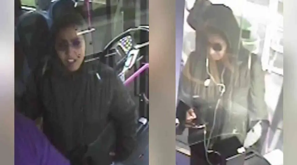 Duas imagens de câmeras de segurança dentro de um ônibus. Na imagem à esquerda, uma pessoa usa um casaco escuro com capuz e está de pé próximo à área frontal do veículo. Na imagem à direita, outra pessoa, também usando um casaco com capuz, segura um celular e tem fones de ouvido pendurados, posicionada perto da catraca. As duas cenas mostram o interior iluminado do ônibus, com barras de apoio e equipamento de cobrança visíveis.