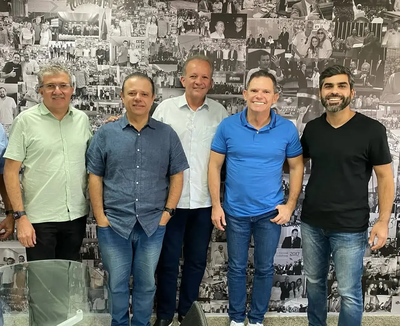 Foto dos deputados Antônio Henrique, Cláudio Pinho, Lucinildo Frota e Queiroz Filho com o André Figueiredo ao centro.