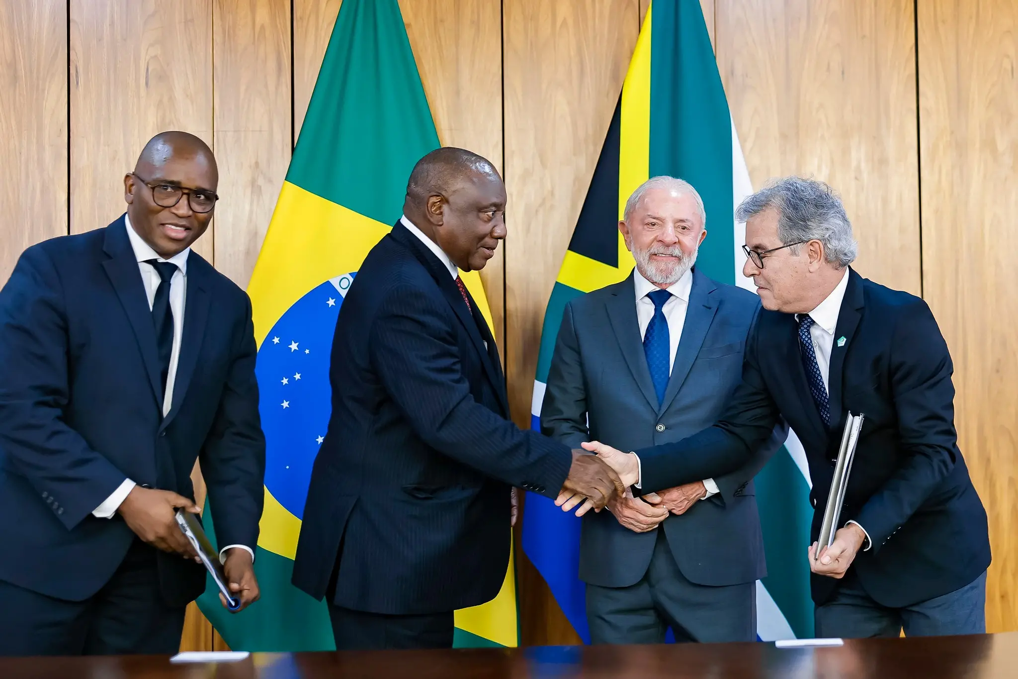 Lula durante a recepção ao presidente da África do Sul no Palácio do Planalto. Ambos estão acompanhados de assessores.