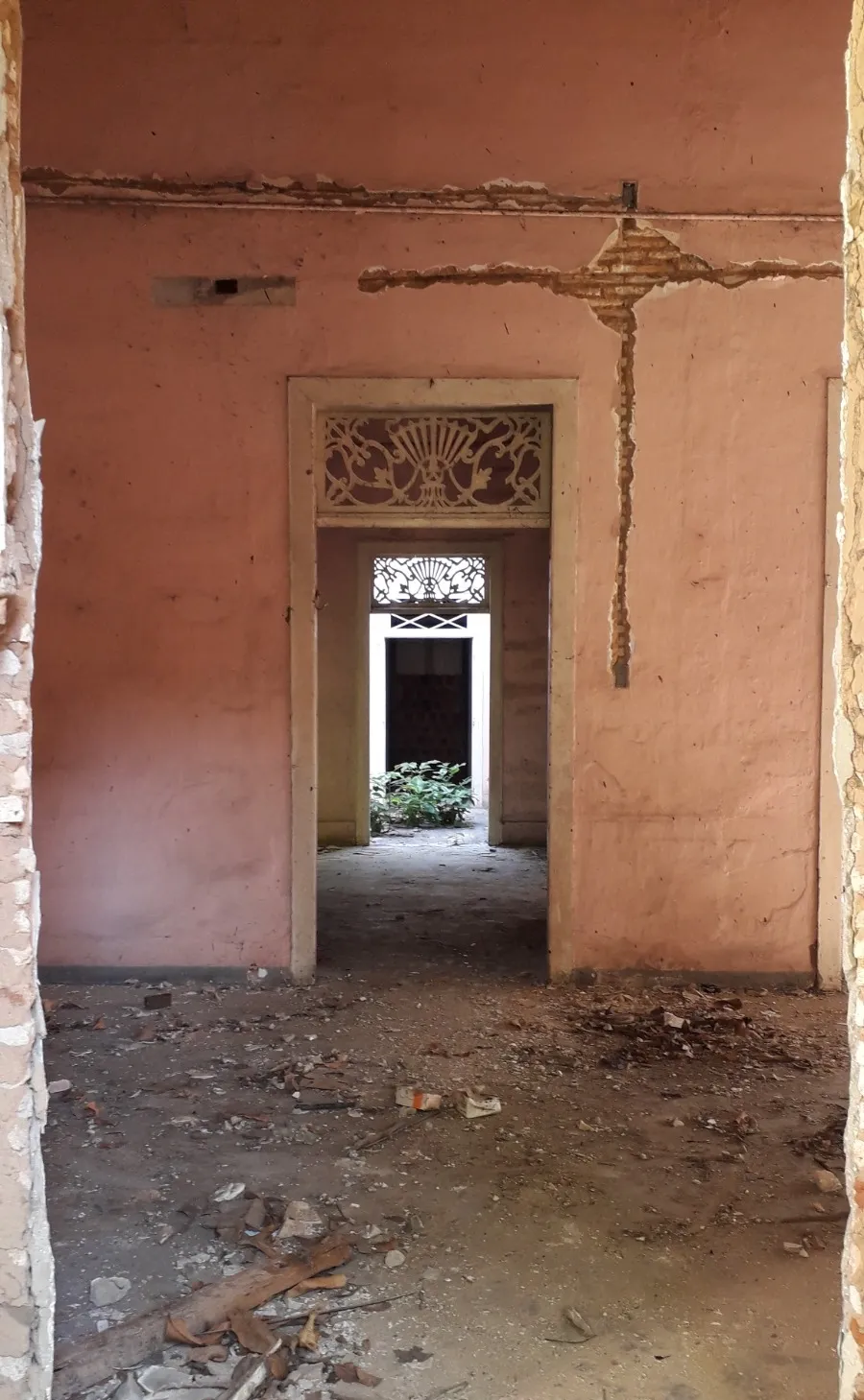 A edificação térrea era caracterizada por um corpo principal, com salas e quarto.