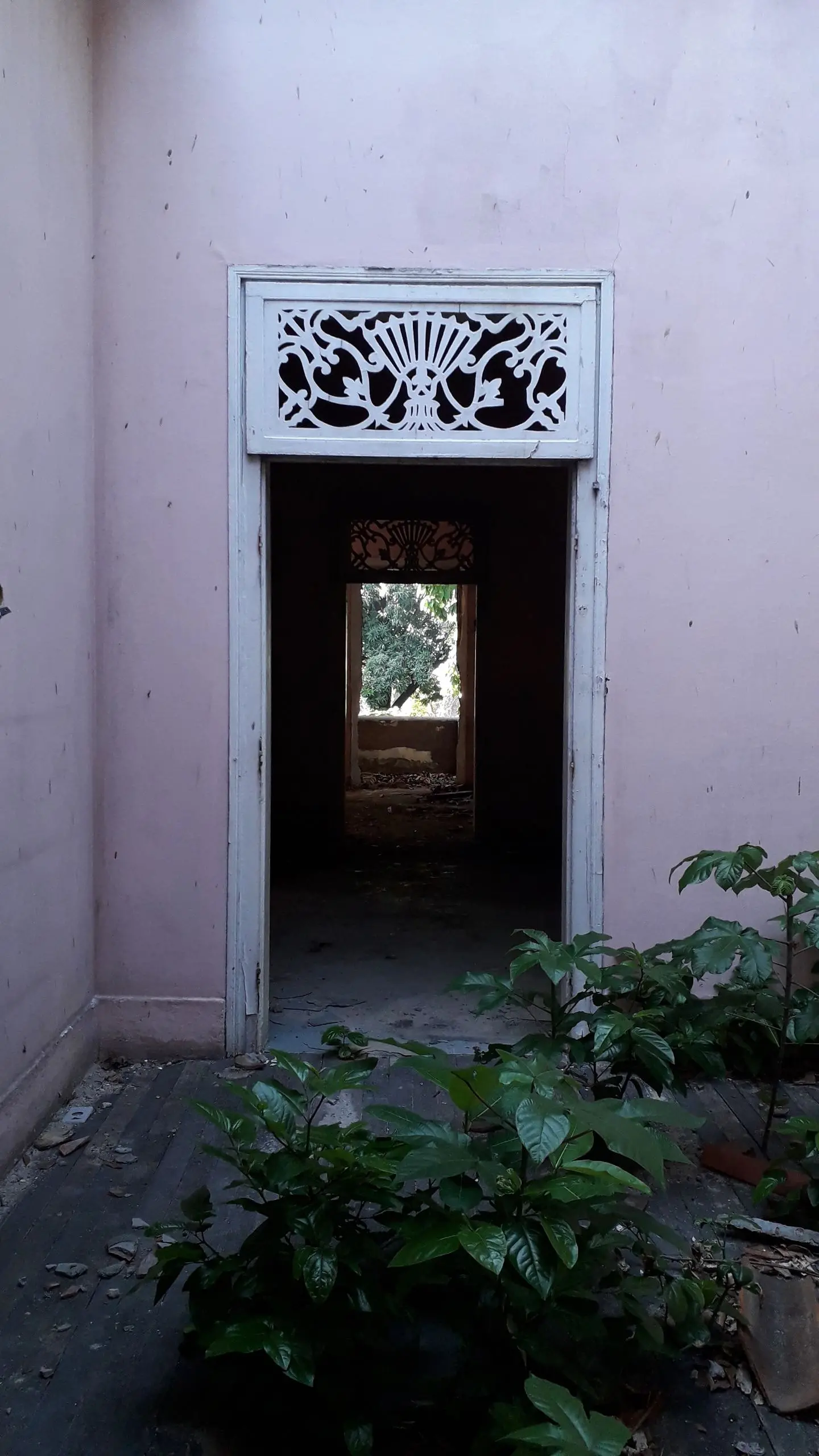 Imagem interna de casa histórica que foi demolida na Parangaba, em Fortaleza.