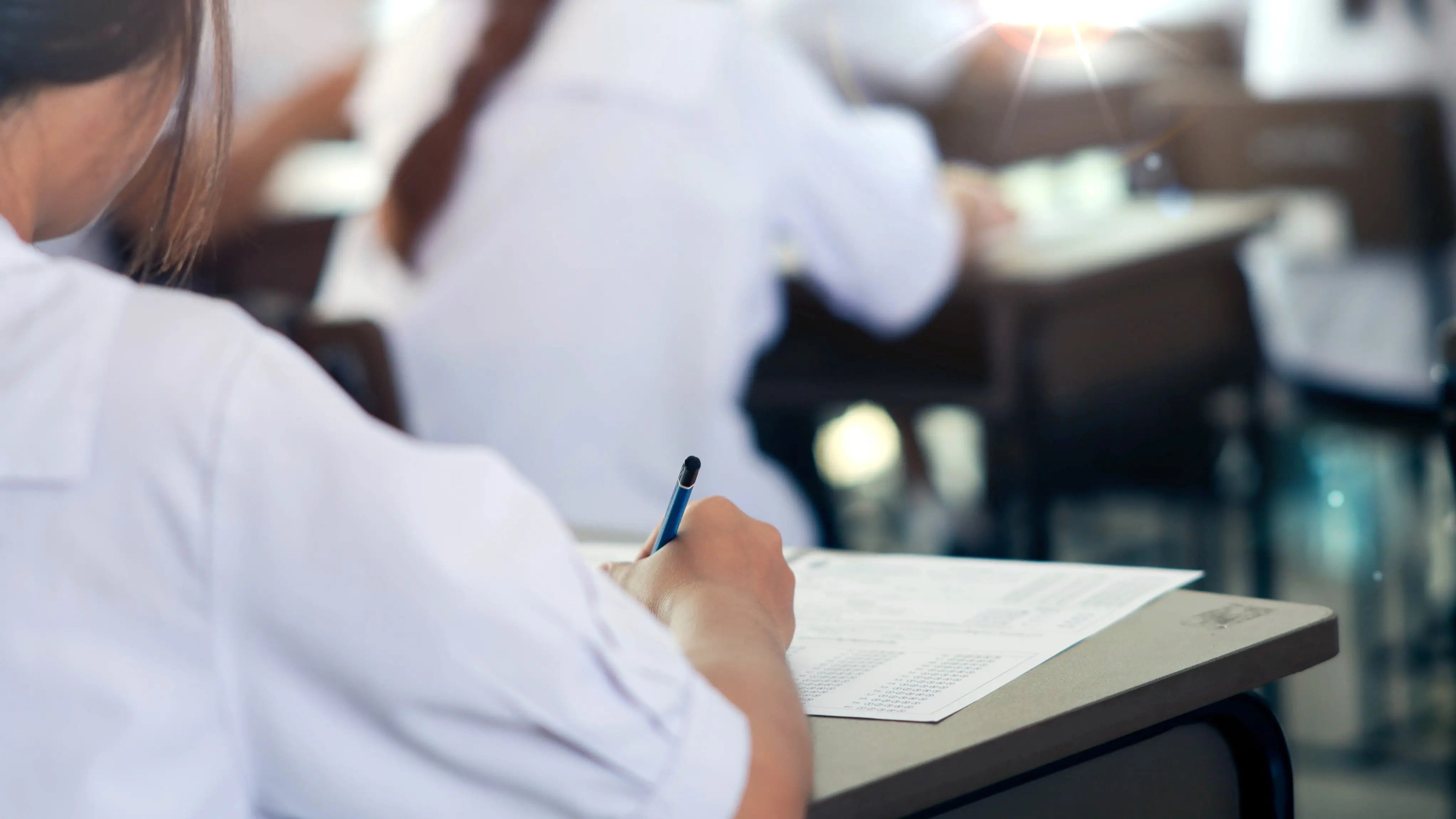 Imagem de uma mulher realizando uma prova para uma matéria sobre um edital para concurso de Guaiúba abre 26 vagas para Agentes Comunitários de Saúde.