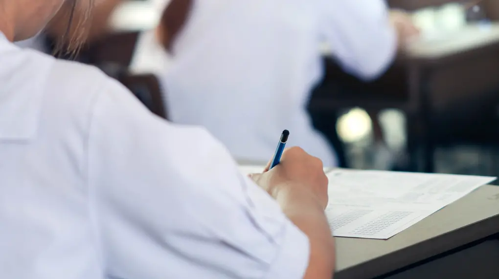 Imagem de uma mulher realizando uma prova para uma matéria sobre um edital para concurso de Guaiúba abre 26 vagas para Agentes Comunitários de Saúde.