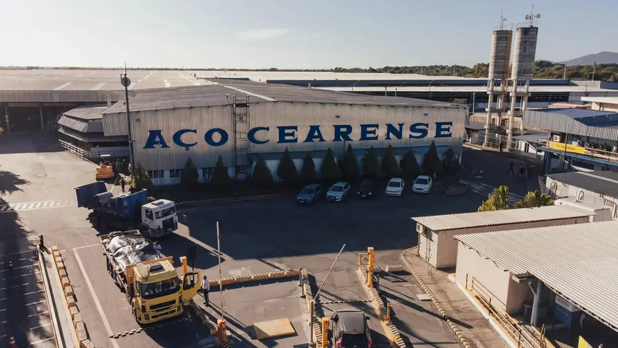 Foto aérea de planta do Grupo Aço Cearense, que detém uma das maiores produções de aço do Brasil.