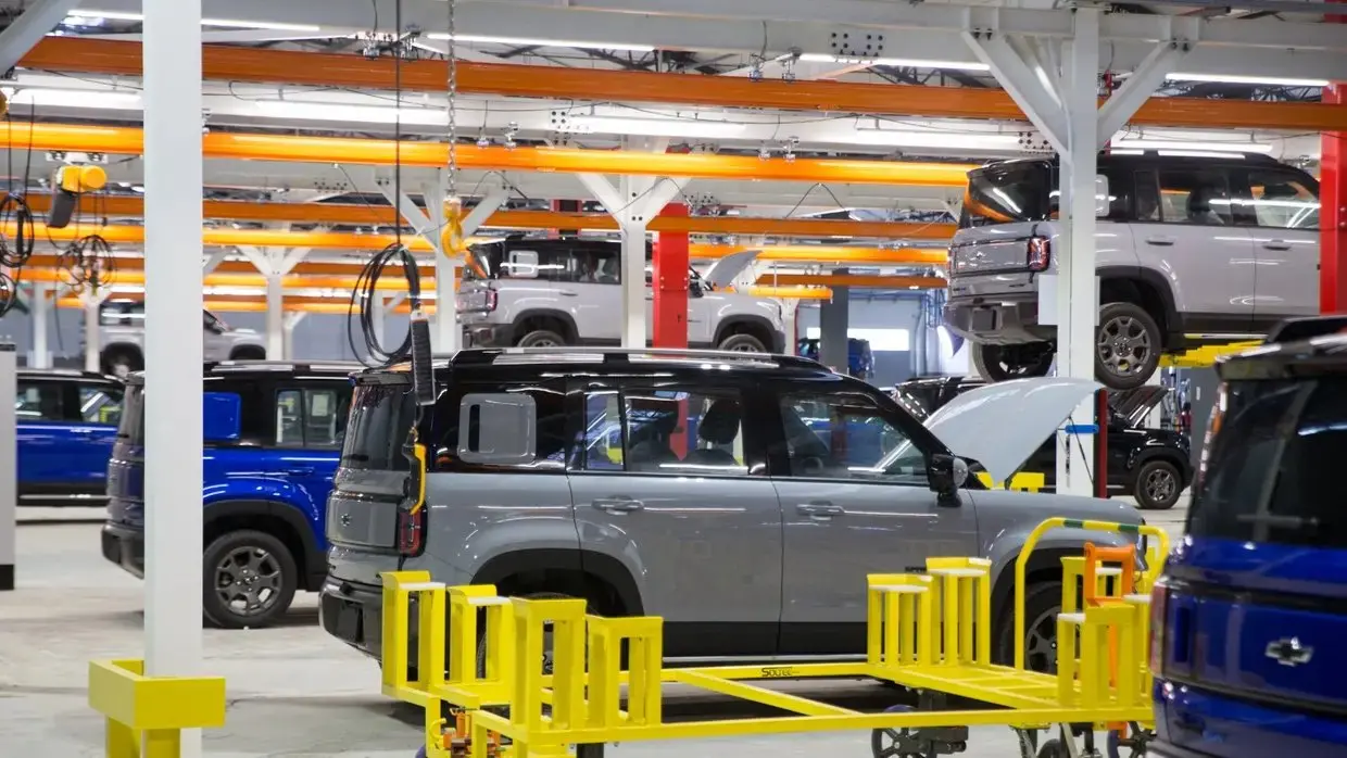 Carros sendo montado.