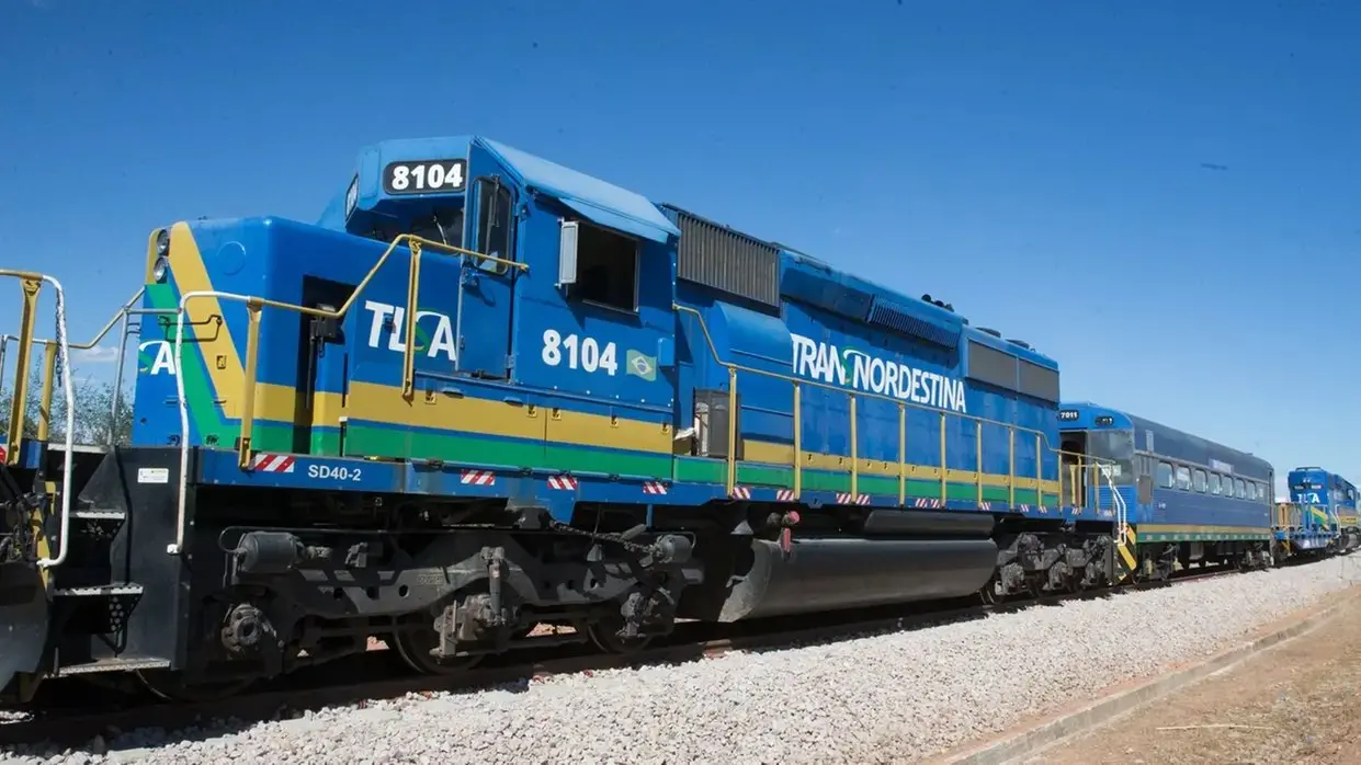 Foto da ferrovia Transnordestina em operação teste no Ceará.
