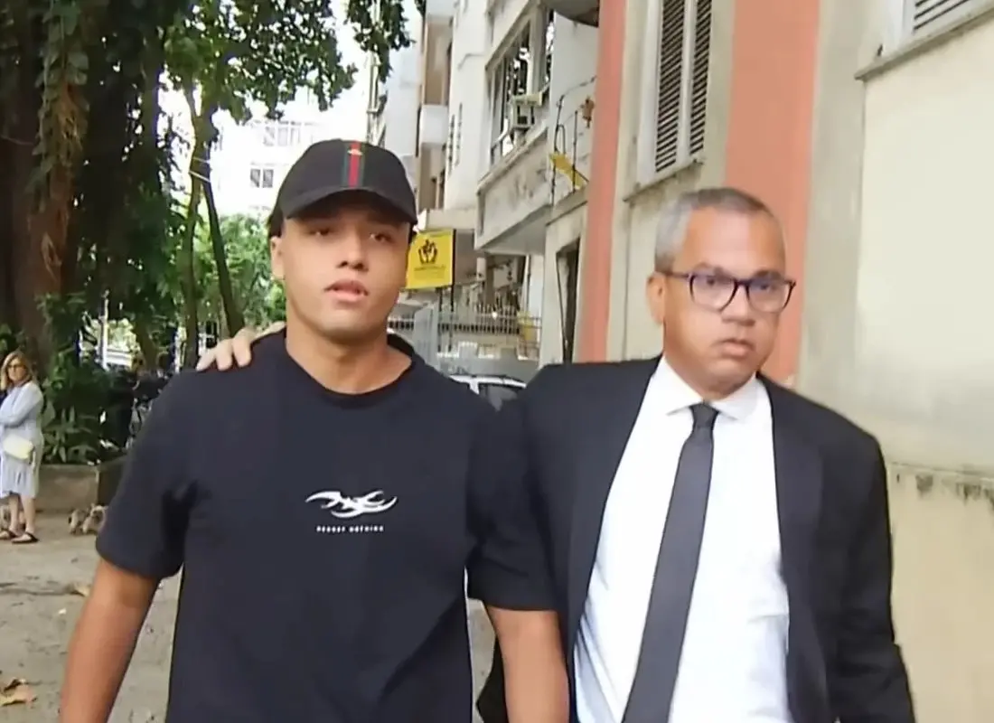Homem jovem com roupa casual ao lado de homem mais velho com terno em rua movimentada Interracial no centro da cidade.