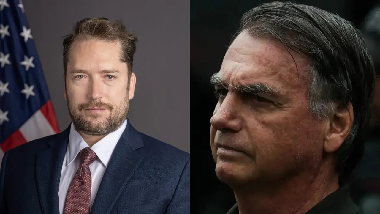 Composição lado a lado apresentando Darren Beattie à esquerda, vestindo terno azul e gravata bordô diante de uma bandeira dos EUA, e Jair Bolsonaro à direita em um close de perfil lateral. Ambos mantêm expressões sérias em uma montagem que destaca suas fisionomias em tons sóbrios e contrastantes.