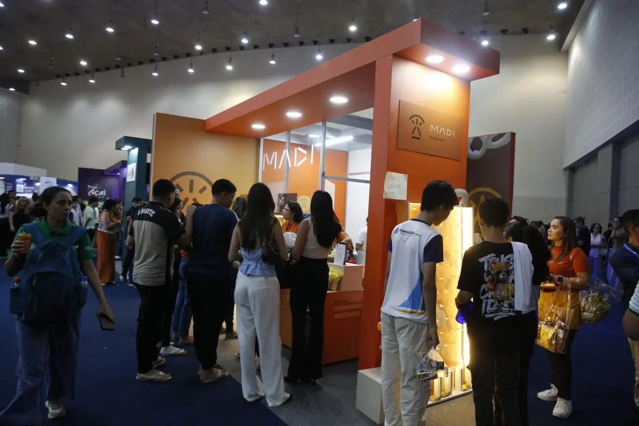Imagem do estande laranja da marca Madi na I Feira da Indústria da Fiec.