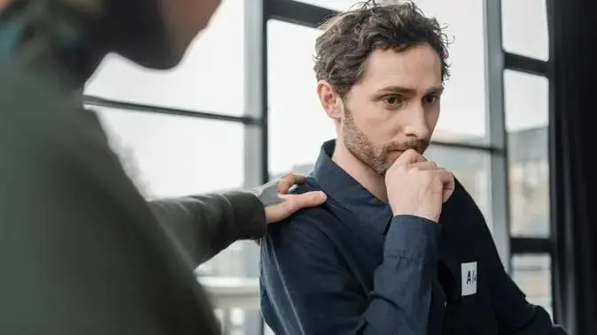 Homem branco no ambiente de trabalho.