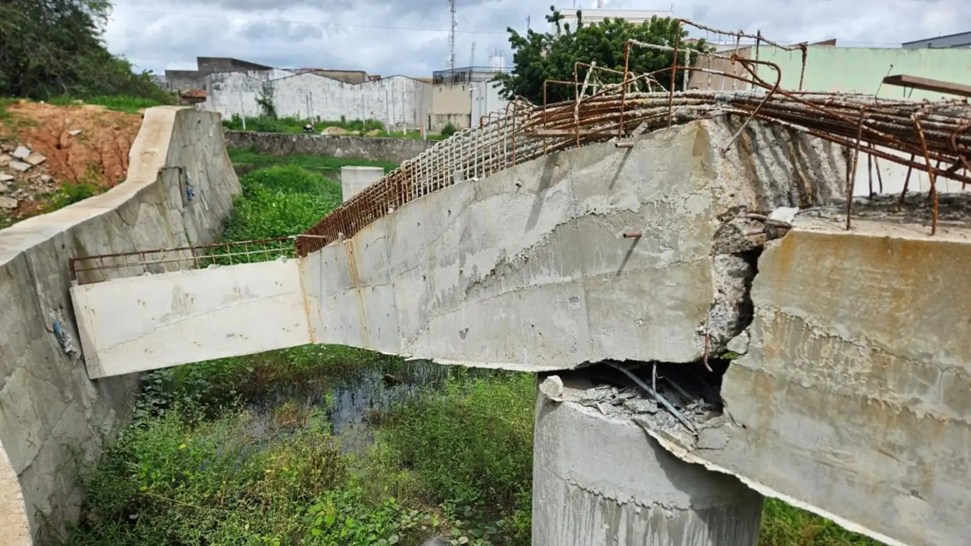 Foto da obra da ponte em Nova Russas.