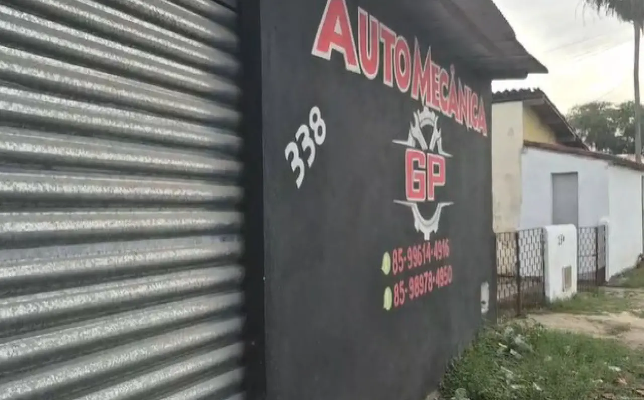 Foto da fachada de uma oficina em Caucaia que seria usada de fachada para lavagem de dinheiro da facção criminosa Massa.