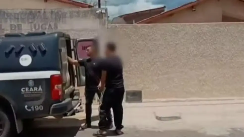 foto de membro de facção sendo preso após exigir taxas de provedores de internet em Jucás,