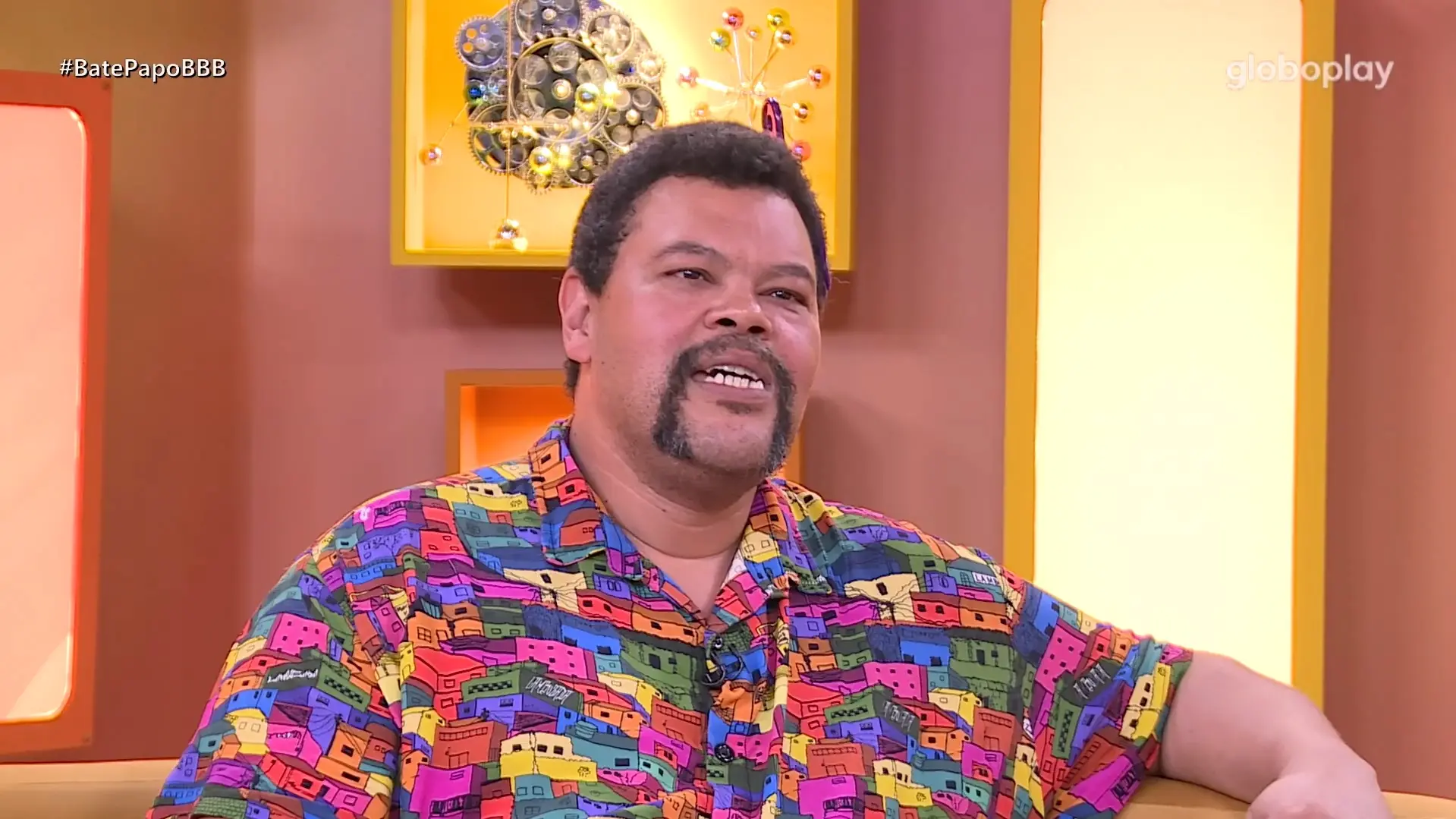 O ator Babu Santana sorri durante uma entrevista no programa 