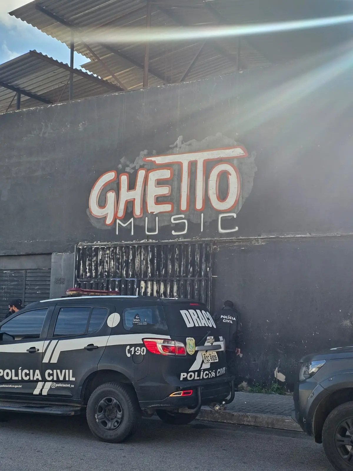 fachada boate viatura pcce e homem preso.