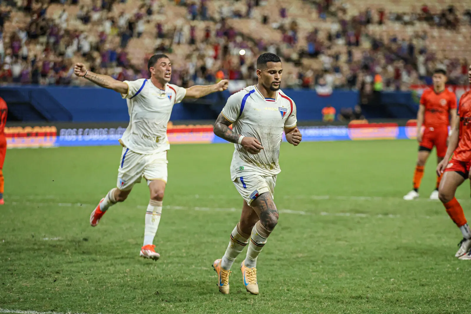 Atletas em ação em Manauara x Fortaleza
