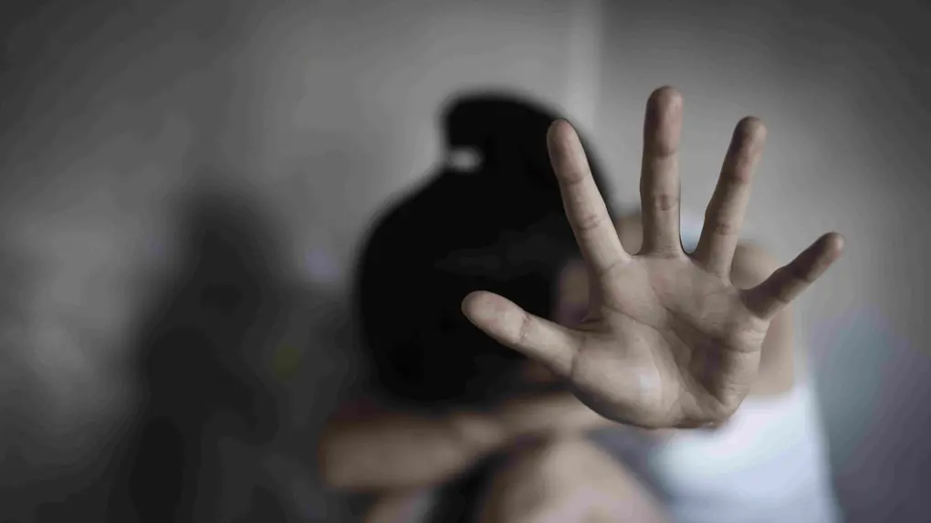 Homem agrediu vítima com socos e golpes de madeira.