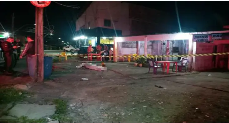 cena crime faixa interditando bar, fortaleza, corpo no chao.