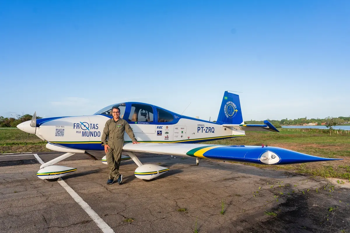 Alexandre Frota e a aeronave Van's RV-10.