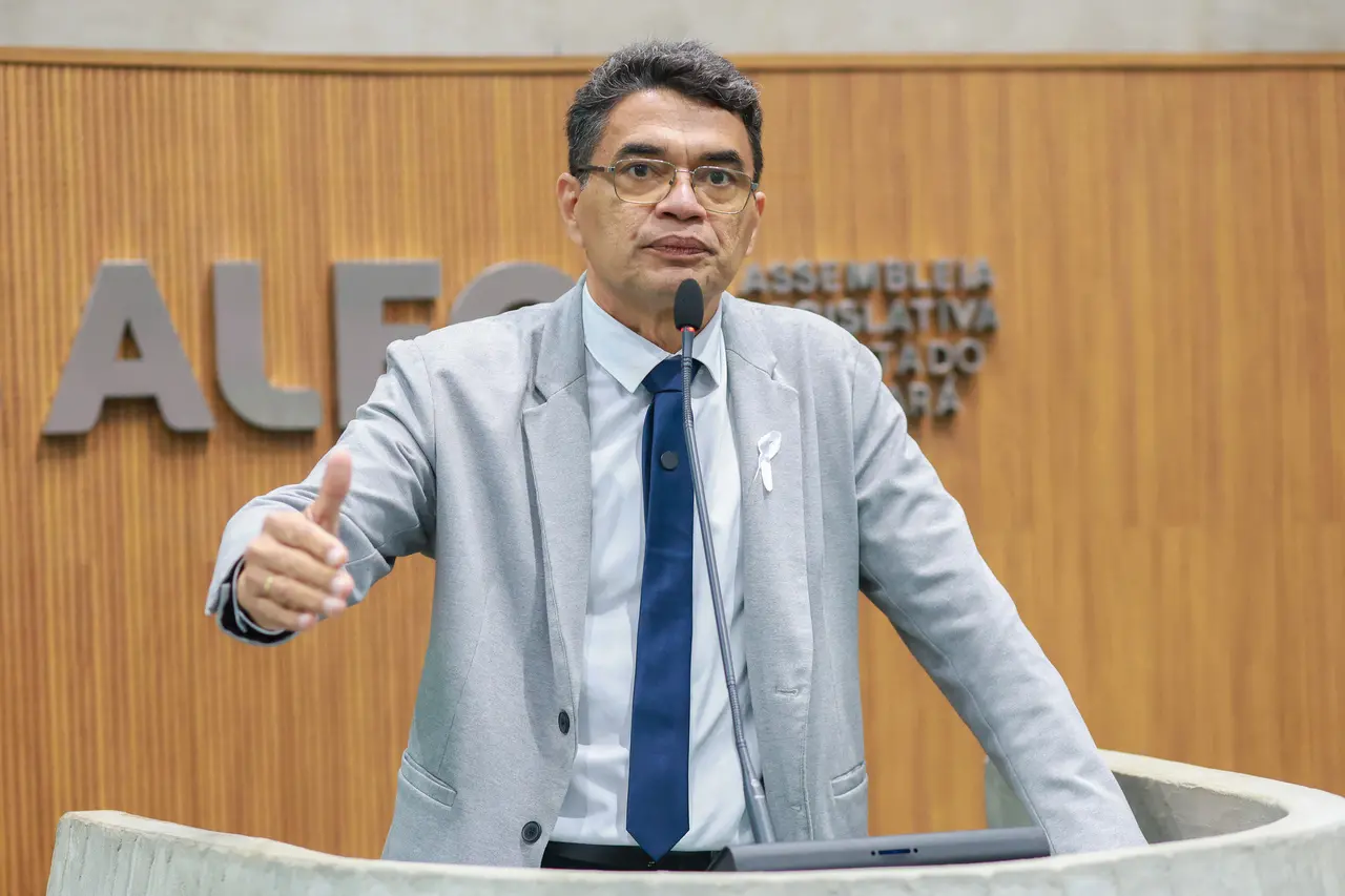 Deputado Sargento Reginauro durante discurso no Plenário 13 de Maio da Alece.