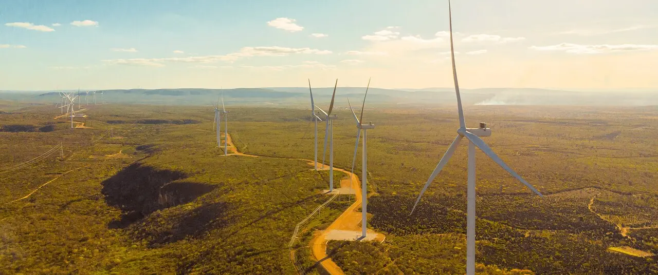 Foto aérea de projeto eólico da Casa dos Ventos, gigante das energias renováveis fundada no Ceará.