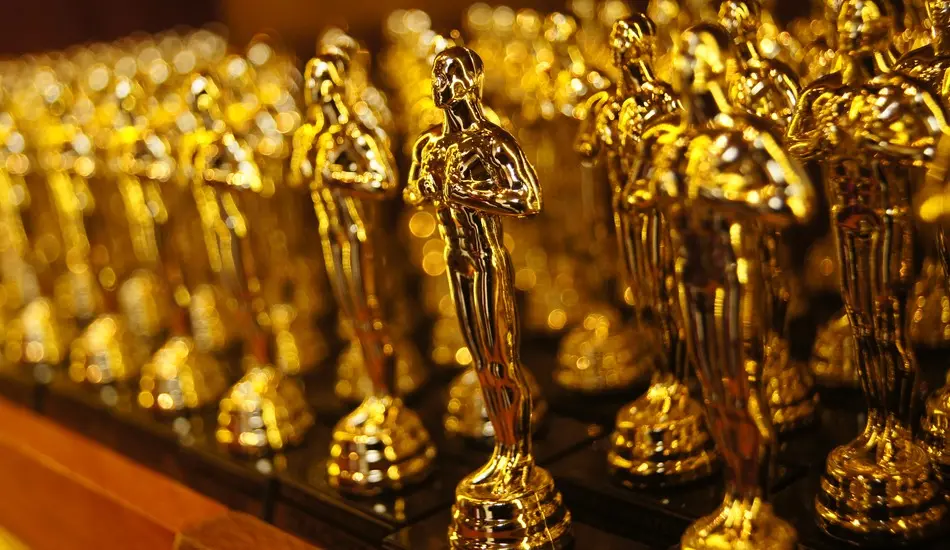 Estatuetas do Oscar enfileiradas.
