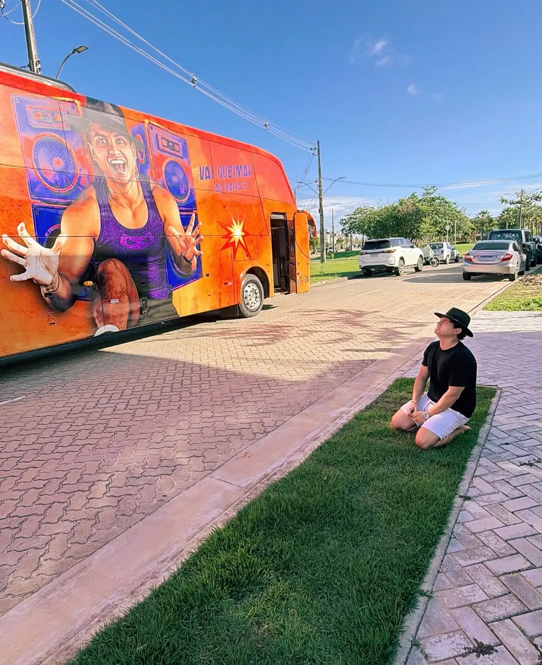 Imagem da notícia Filho do Piseiro ganha primeiro ônibus de presente da dupla Claudio Ney e Juliana