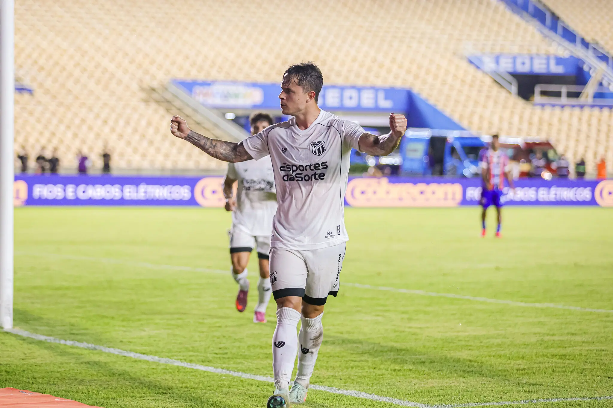 Zanocelo comemorando gol marcado pelo Ceará