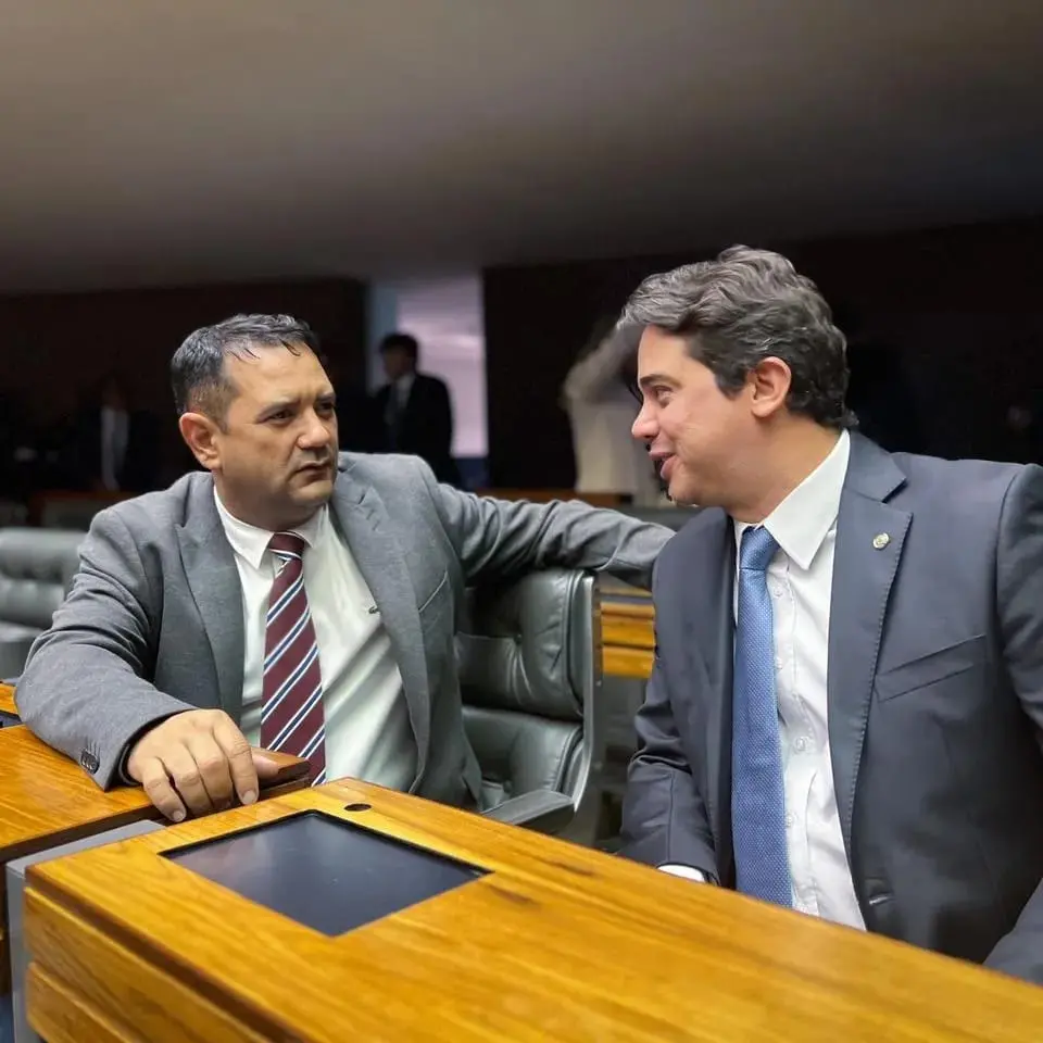 Foto do prefeito foragido Bebeto Queiroz e o deputado Júnior Mano.