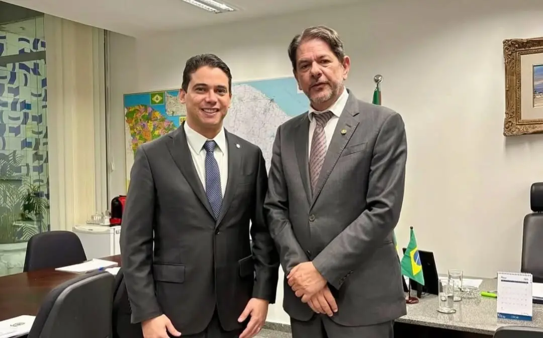 Foto que contém o deputado federal Júnior Mano e o senador Cid Gomes.