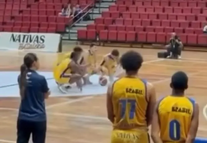 Imagem da notícia Atletas do Fortaleza Basquete Cearense protestam em jogo por salários atrasados