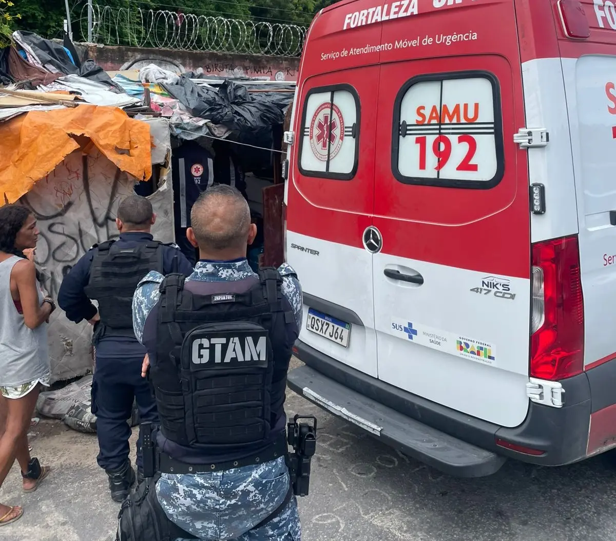 guarda ambulancia samu, de costas.