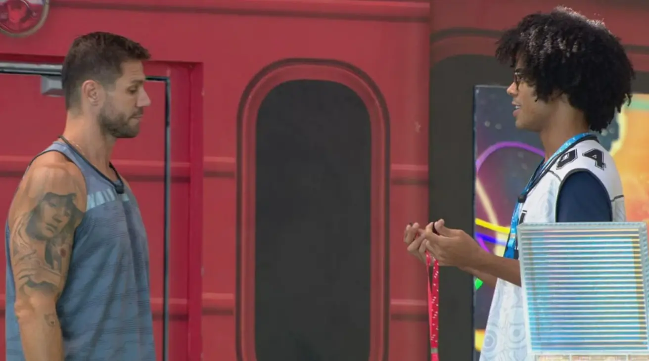 Participante Jonas sendo escolhido pelo Monstro por Breno no BBB 26.