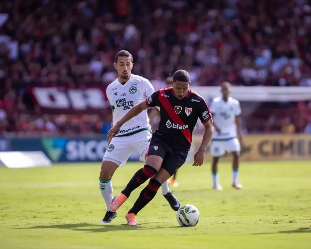 Atletas em ação em Goiás x Atlético-GO