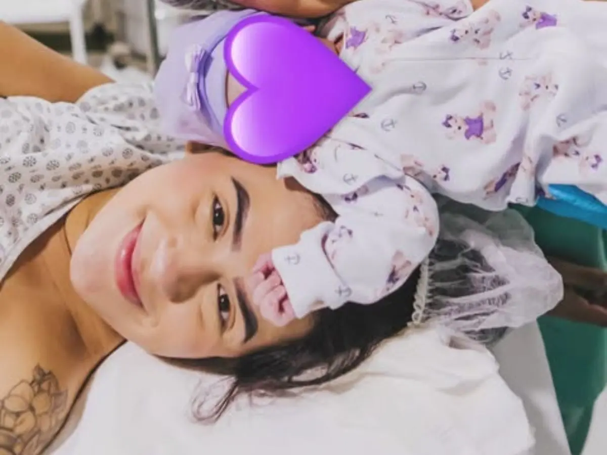 Imagem mostra Rayne Luiza na sala de parto com a filha com um coração na frente de seu rosto