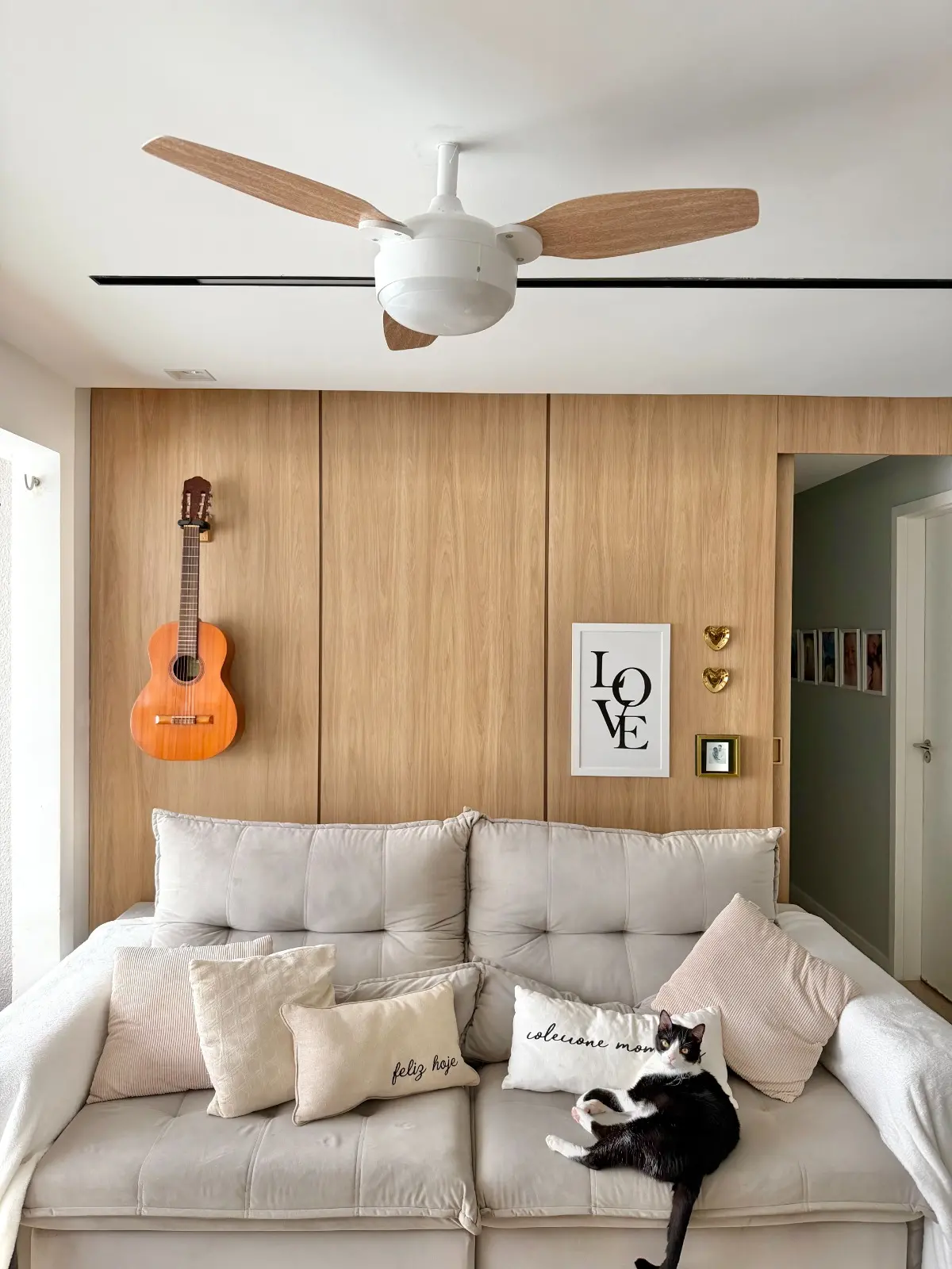 sala com ventilador de teto