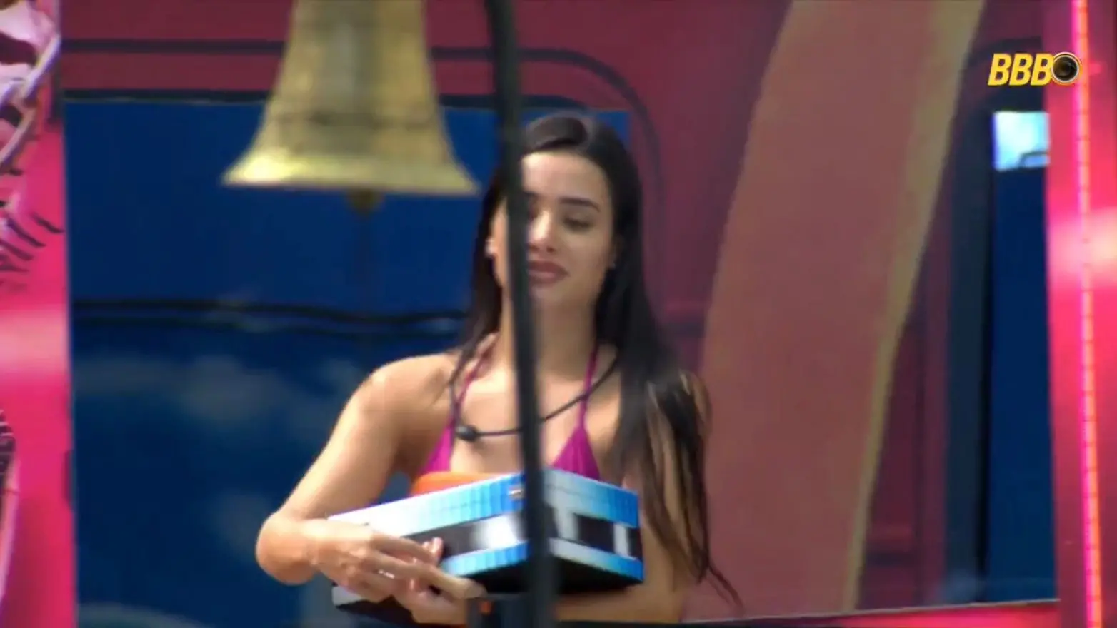 Jordana segura caixa premiada no BBB 26.