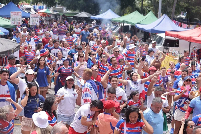 Torcedores do Fortaleza na Praça Ney Rebouças, no Pici.