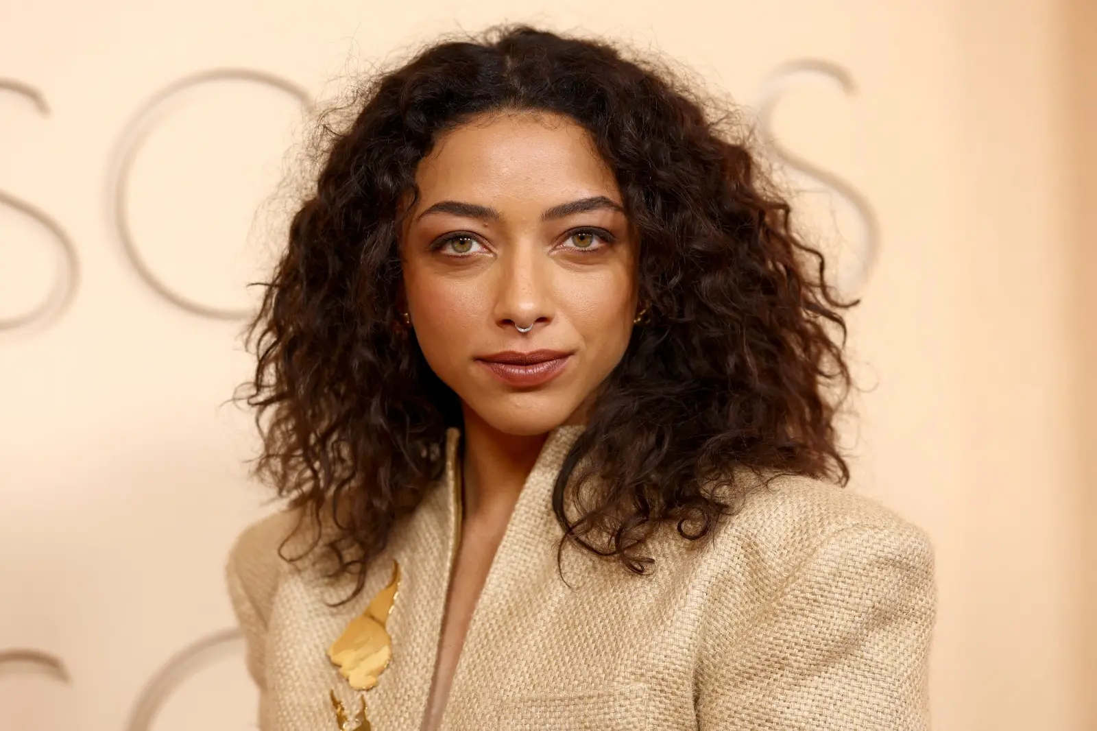 Alice Carvalho no tapete vermelho do Oscar 2026.