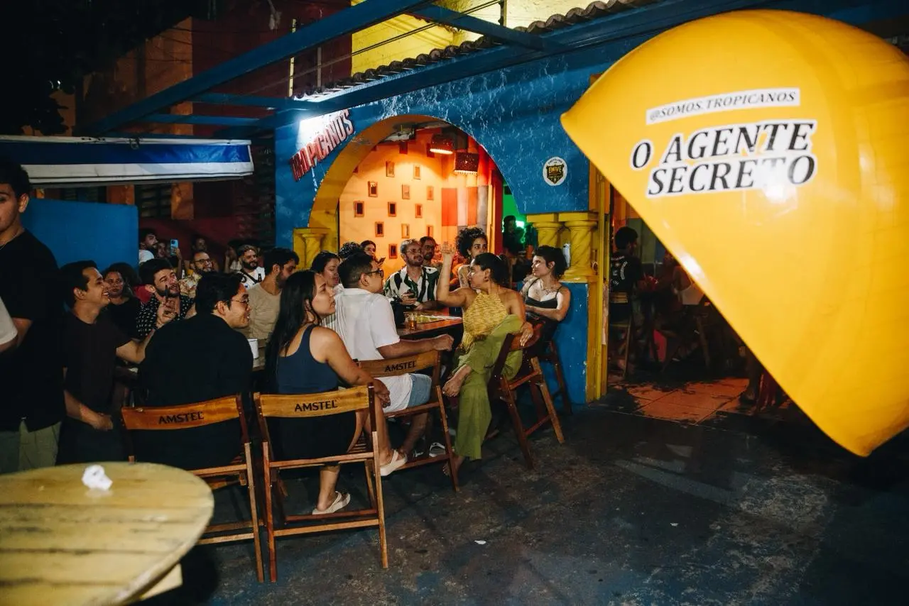 Fachada de bar de Fortaleza com a presença da torcida por 