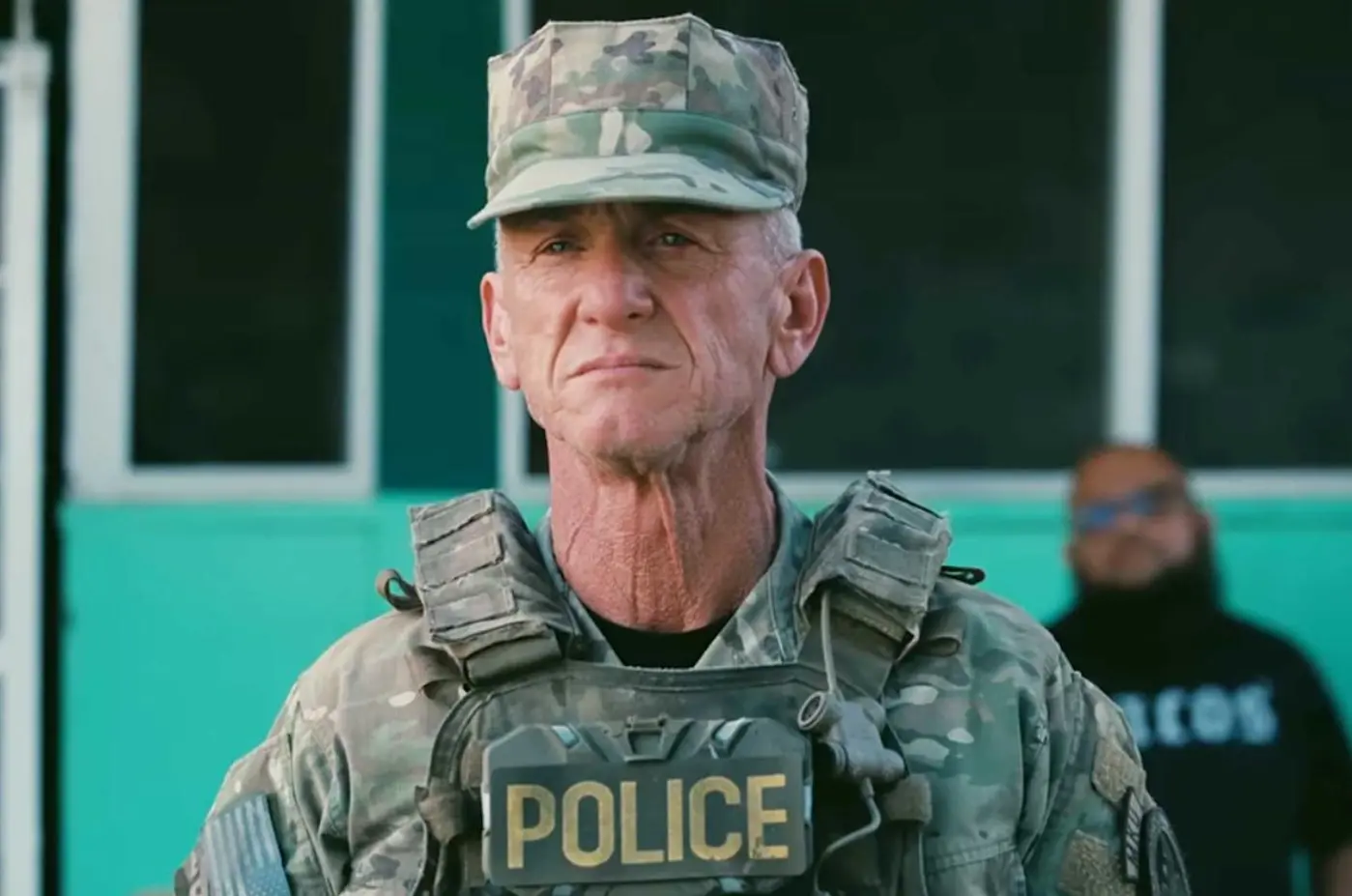 Sean Penn caracterizado como Lockjaw em Uma Batalha Após a Outra.